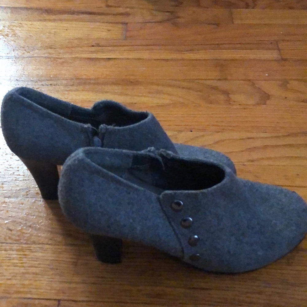 Super comfortable gray ankle booties size 7